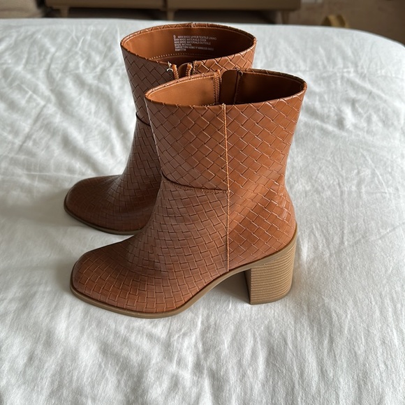 Universal Thread Booties - Picture 3 of 5